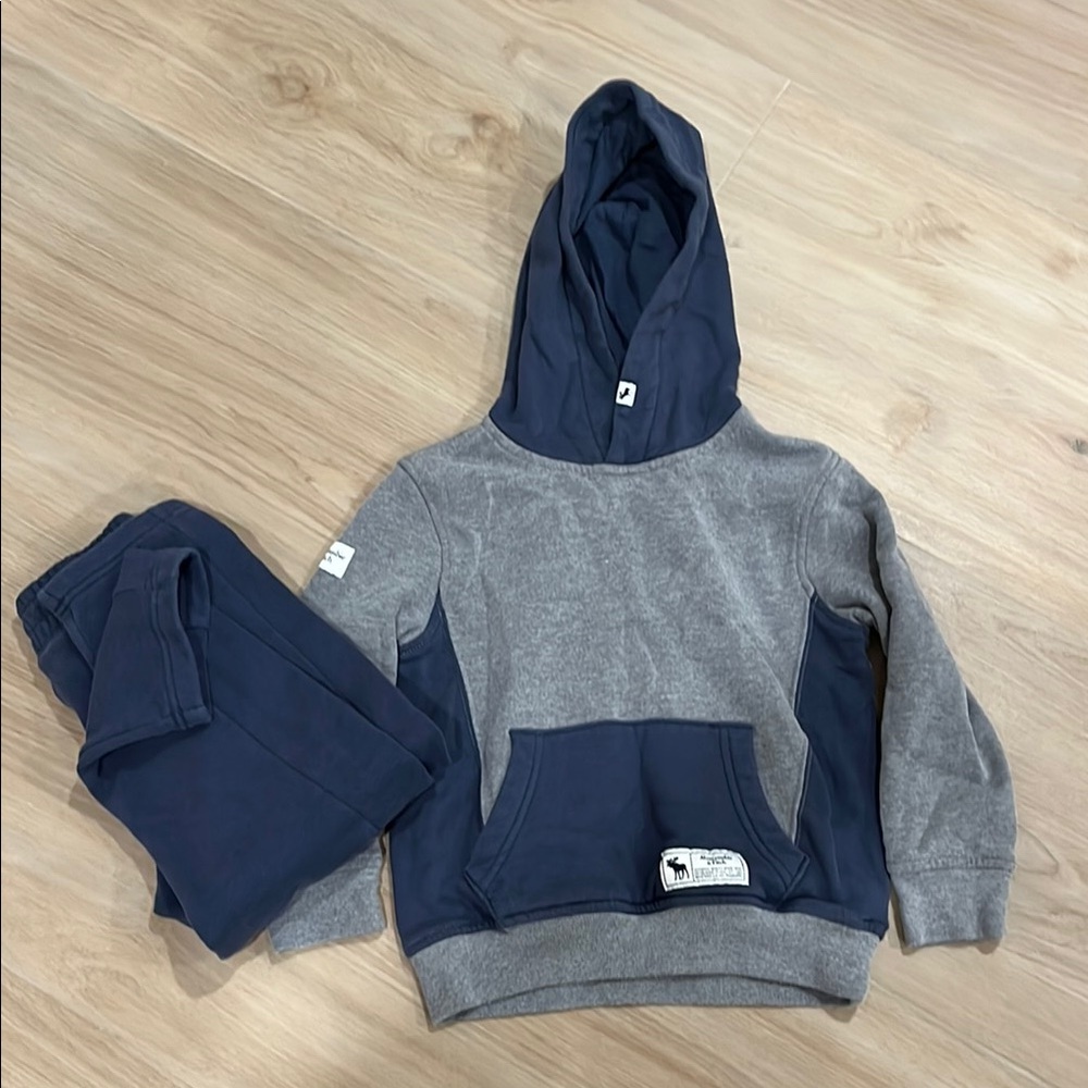 Abercrombie Kids Gray and Blue Hoodie Set
Sz 5/6 {Boys}